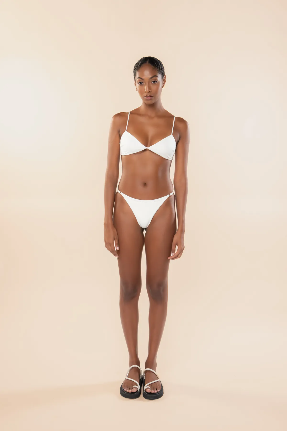 calcinha-thaina-regulavel-off-white-capa