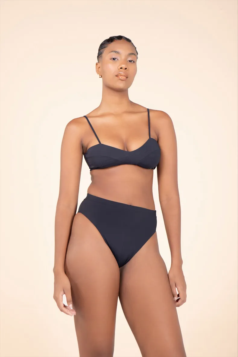 top-pamela-preto-capa